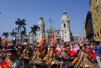 Dansende dames op het Plaza des Armas in Lima