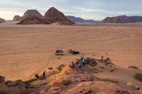 Jeeps in de Wadi Rum woestijn, Jordanië