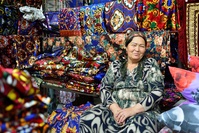 Markt zijde vrouw Fergana vallei Margilan Oezbekistan