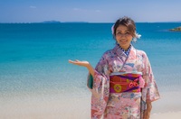 Vrouw kimono strand Okinawa Japan