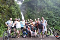 Groepsfoto Waterval Costa Rica Fietsreizen Djoser