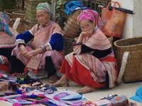 Twee vrouwen op de zondagsmarkt van Bac Ha