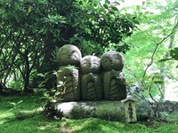 Beeldjes tempel Kamakura Japan