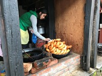 Sel roti eten Nepal