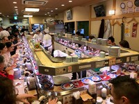 sushibar bezoek tijdens vakantie Japan
