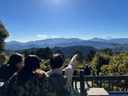 Mensen op Mt. Takao met uitzicht op Mt. Fuji in Japan