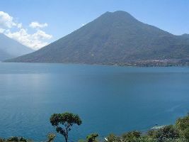 Zicht op het meer van Atitlan en vulkanen 