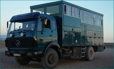 Tanzania bus vervoersmiddel buitenkant Djoser 