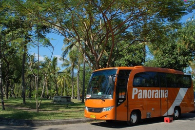 Oranje bus Indonesie family djoser Rondreis