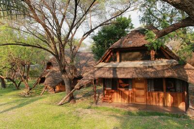 Huisjes van buitenaf N-Kwazi River Lodge Rundu Namibië Djoser