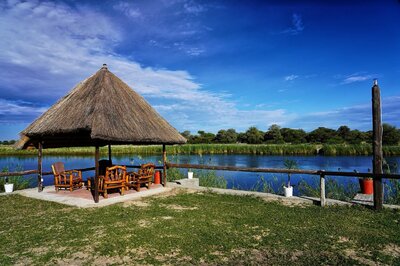 Zitje aan de rivier N-Kwazi River Lodge Rundu Namibië Djoser