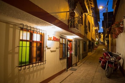 Cusco Hotel Aticos entree straat bope