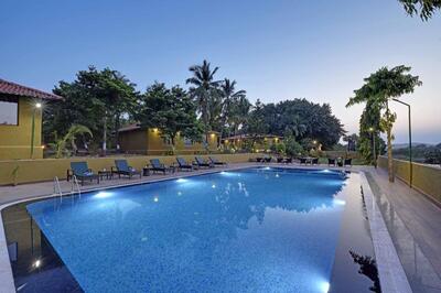 gir lion safari camp sasangir zwembad