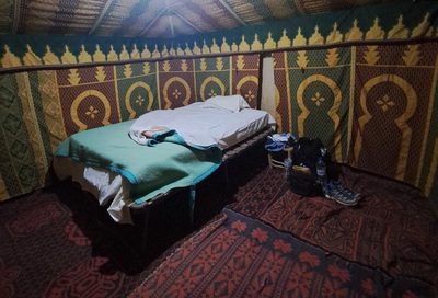Kamer Tillougui woestijnovernachting Zagora Marokko