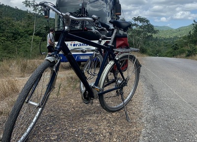 We maken gebruik van hybride fietsen met 24 versnellingen Fiets voor bus Cuba Djoser