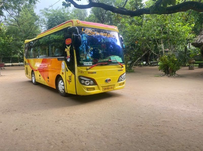 Bus geel Vietnam Djoser