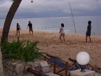 Thailand strand spelende kinderen rondreis DJoser Family 