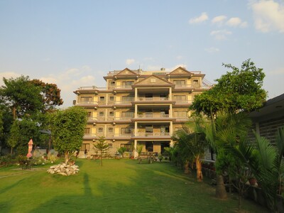 Pokhara Crown Himalayas Hotel accommodatie overnachting Djoser 