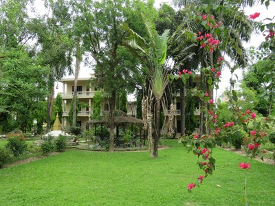 Chitwan rhino lodge hotel tuin accommodatie overnachting Djoser 