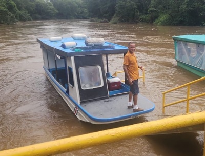 In Tortugero maken we gebruik van leuke overdekte bootjes