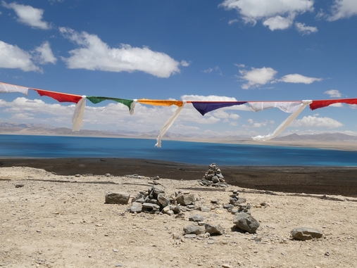 Meer in de bergen van Tibet