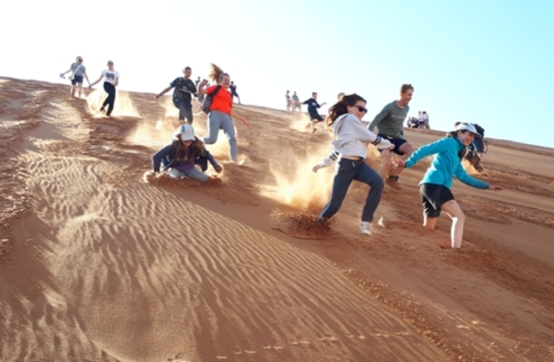 Kinderen rennen van de duinen Sossusvlei Namibië