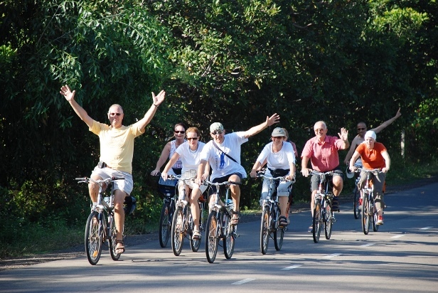Fietsers zwaaien op fiets Vietnam Djoser
