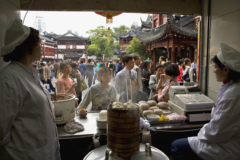 China, Shanghai, Foodstalls and restaurants near Yuyuan Gardens. Steamed dumplings or dim sum (in steamer baskets).