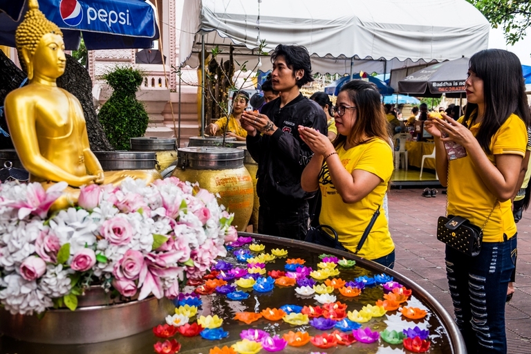 Thai mensen die offeren bij Boeddha Thai mensen die offeren bij Boeddha