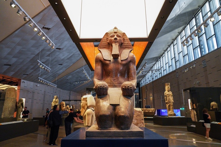 Standbeeld Grand Egyptian Museum