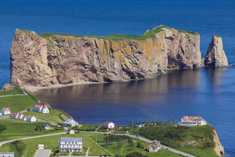 Percé city and the famous Rocher Percé (Perce Rock), Gaspé in Québec.