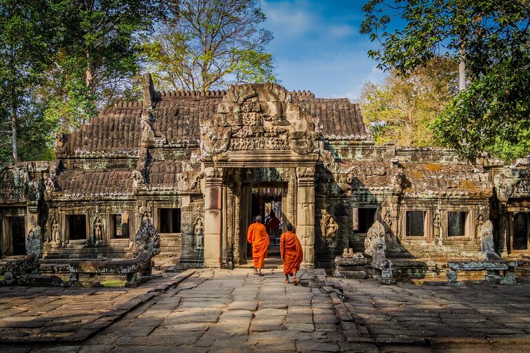 Monniken voor de tempels van Angkor Wat Cambodja Djoser