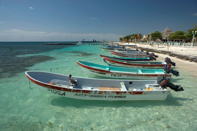 Vissersboten aan strand Puerto Morelos Mexico Djoser