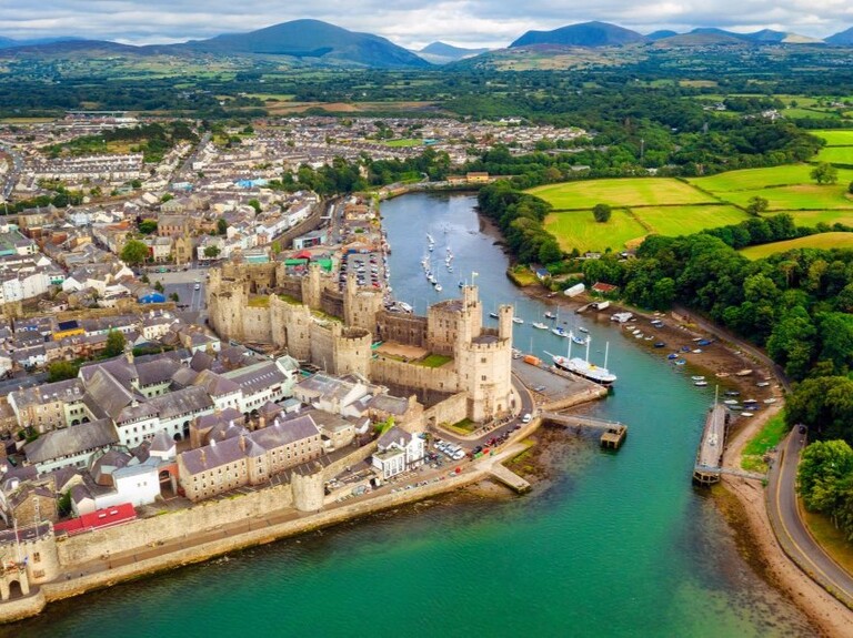 Caernarfon Castle ligging aan het water Wales Djoser