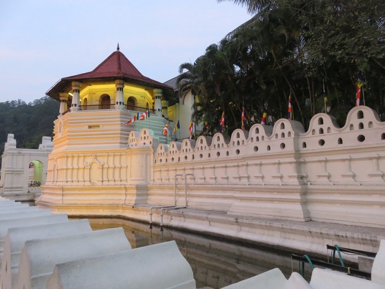 Queens Hotel Kandymeer Sri Lanka Djoser