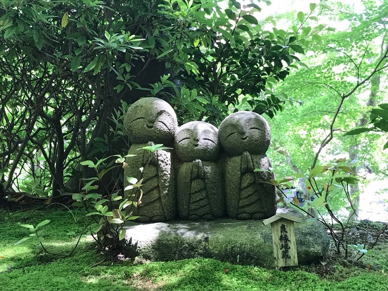 Beeldjes tempel Kamakura Japan