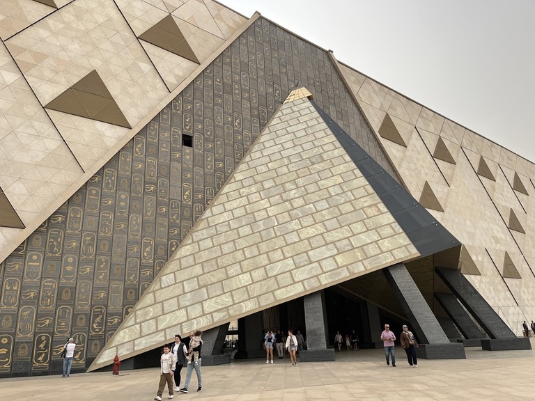 Grand Egyptian Museum missende tegel in dak