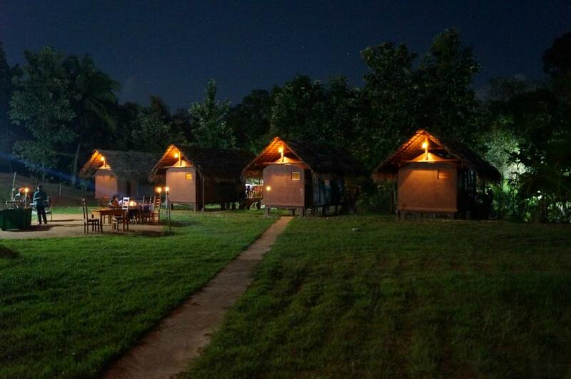 De nacht valt en de jungle komt tot leven in Uduwalawe