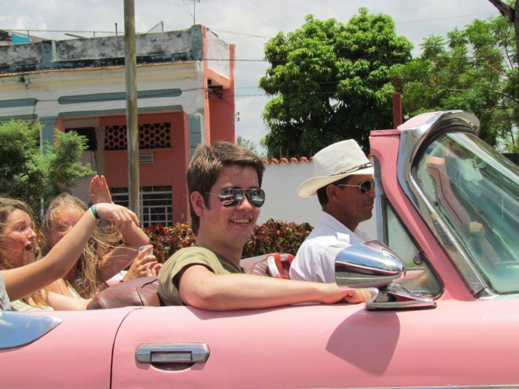 Kinderen in roze Cuba taxi junior