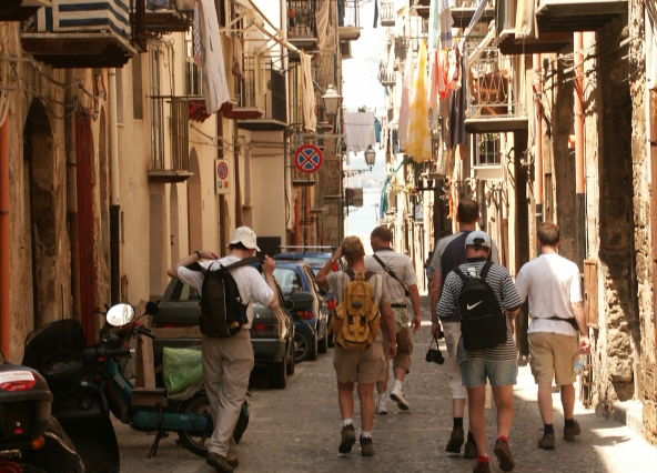 Mensen wandelen door straat Napels Italië Djoser